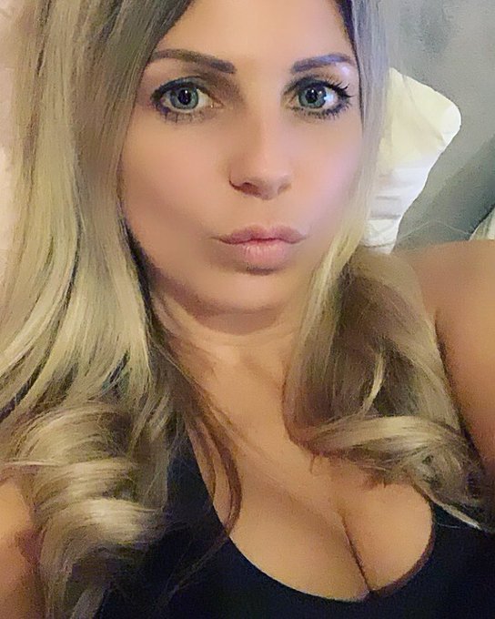 Happy new year 2🔆2🔆
#juliettasanchez #blondehair #blueeyes #selfie #newyear #newyear2020 https://t.c