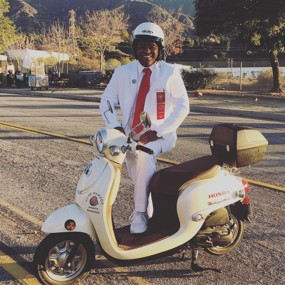 larryhygh's tweet photo. Happy New Year from Pasadena #RoseParade 2020 #PowerOfHope #PostParade #WeAre935 https://t.co/tSvdblFR8d