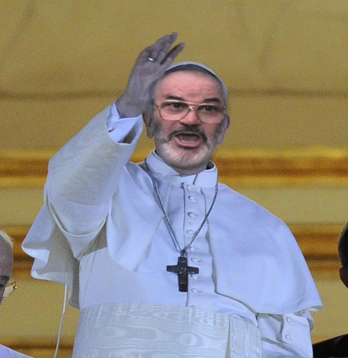 djcalt's tweet photo. #PapaFrancesco a signó sta mano po esse fero o po esse piuma... https://t.co/M3OgoXPSmF