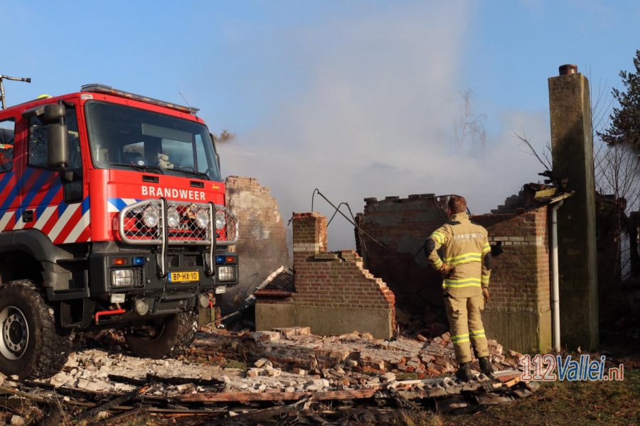 Brandweer opnieuw opgeroepen voor nablussen afgebrande boerderij #Harskamp. 112Vallei.