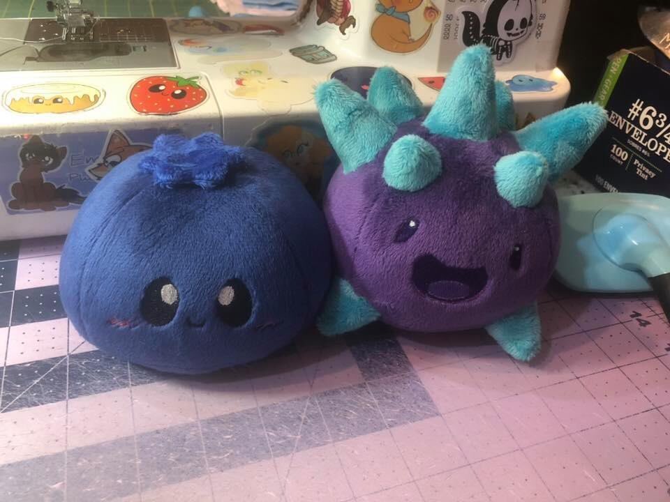 emberfallplush's tweet photo. That #blueberry may not be edible after touching a slime but they’re both cute ❤️ #cutiefoodies #foodplush #blueberries #berry #slime #slimerancher #crystal #crystalslime #plush #plushy #plushtoy #plushtoys #plushie #plushies #etsy #plushiecommunity #finishedplushies #emberfall https://t.co/PaS9u5obd3