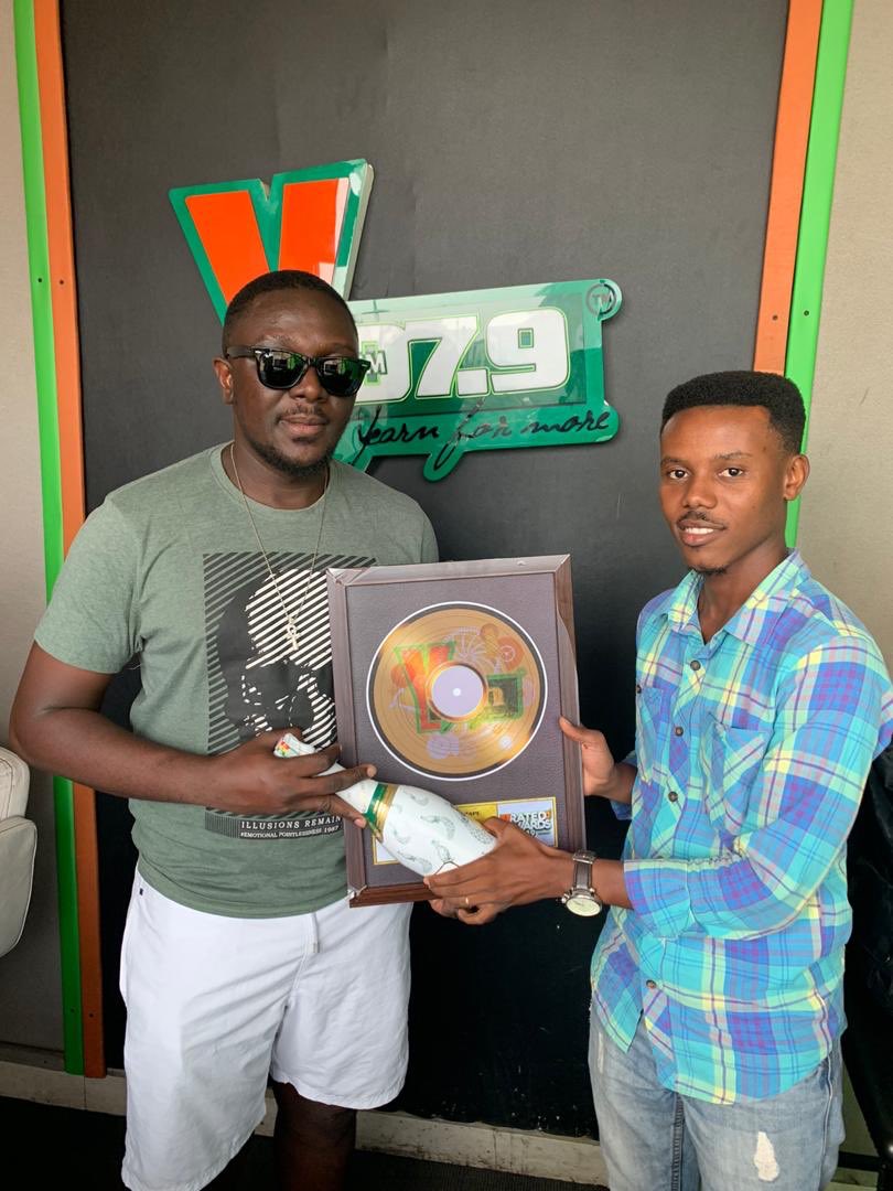isxhak's tweet photo. Yesterday, @djmicsmith received his plaque for #YRatedAwards19 Best Rated AfroPop Song for Jama from #ShoutsOnYโs @quarpshansen #YFMGhana #YAt11 ๐๐๐๐๐ https://t.co/WUvGFboNu3