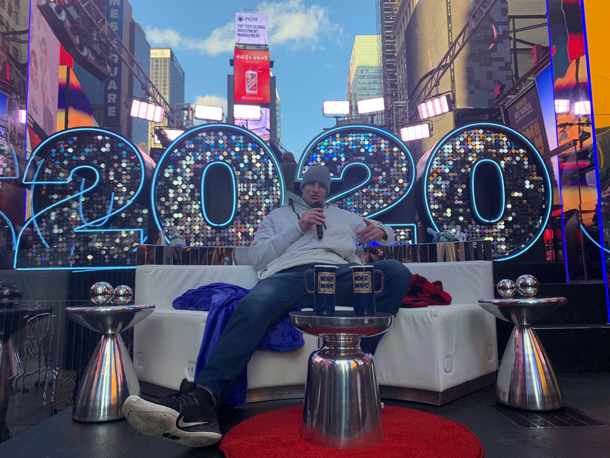 RobGronkowski's tweet photo. Happy 2020 everyone!!!!! 🎉🎉🎉🎉🎉 https://t.co/KEhAEcs7Cr
