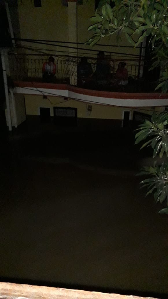 rsenapati's tweet photo. Twitter please help. Teman saya di alamat berikut ini belum mendapat evakuasi, sementara ketinggian air sudah mencapai lantai 2. 
Perumahan Pondok Arum Blok D9 Kelurahan Nambo Jaya Kec Karawaci Tangerang https://t.co/TwTJA1Ytmu