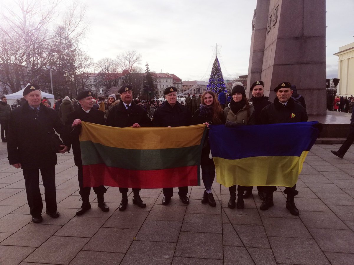 NadiykaBlomqvi1's tweet image. "У 1991 році 30 українців допомогли захистити наш парламент. Тепер ми постійно запрошуємо їх сюди. Двоє сьогодні воюють за Україну". Тепер на День прапора Литви, ці чоловіки виходять на головну площу країни і з українським стягом у знак солідарності з українським народом.