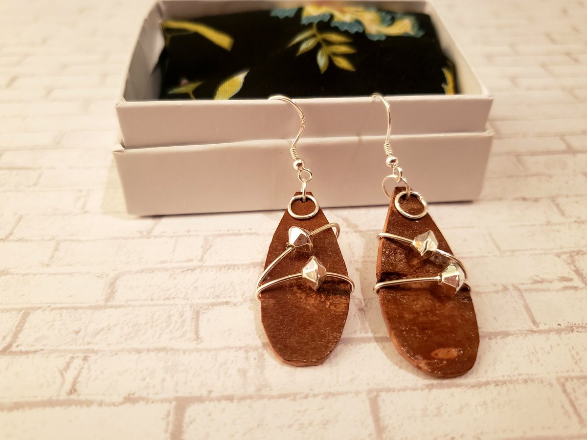 HNY! 🎉 I am ringing in the year by giving away a FREE pair of birch bark earrings! All you have to do is Retweet! ** 

By Fri Jan 3, 10pmEST, will draw on Jan 4th. Shipping paid 💝

For more info on other earrings avail, DM or follow my Instagram under name.

#birch #jewelry