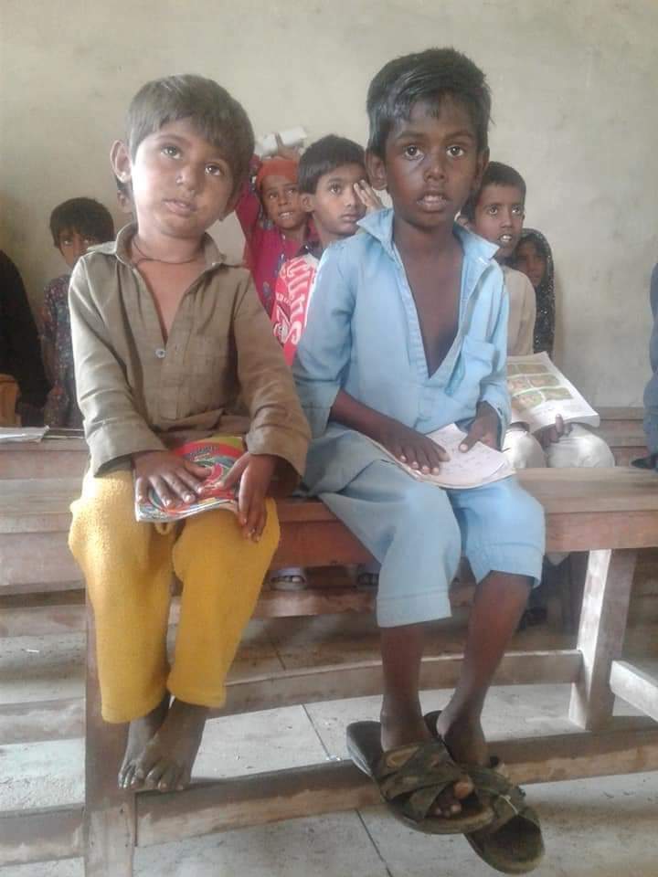 VishuMaheshwar7's tweet photo. ہیٹر والے کمرے مَیں بیٹھ کر چُھٹیاں نہ کرنے کی بات کرنے والوں کو یہ کون بتائے کہ دیہات کے کُچھ بچے اِتنے غریب ہیں کہ اُن کے پاؤں میں پہننے کے لیے جوتے بھی نہیں ہیں۔۔
#ExtendWinterVacation https://t.co/DZ923nV45H