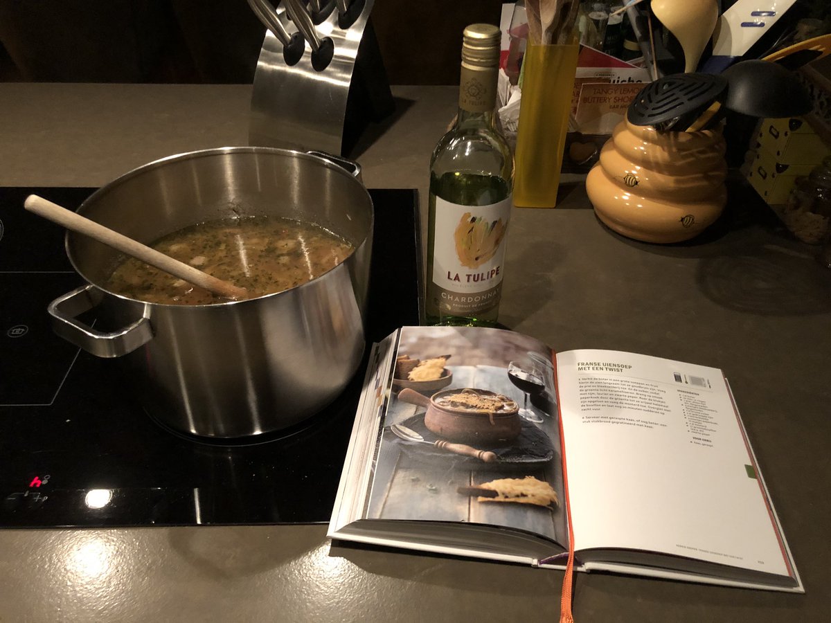 Voornemen: vaker de Soepbijbel gebruiken. Maar ‘Franse uiensoep met een twist’ zonder wijn kan echt niet. Dus personal twist aan de twist gegeven. #soepbijbel <a href="/iljagort/">Ilja Gort</a>