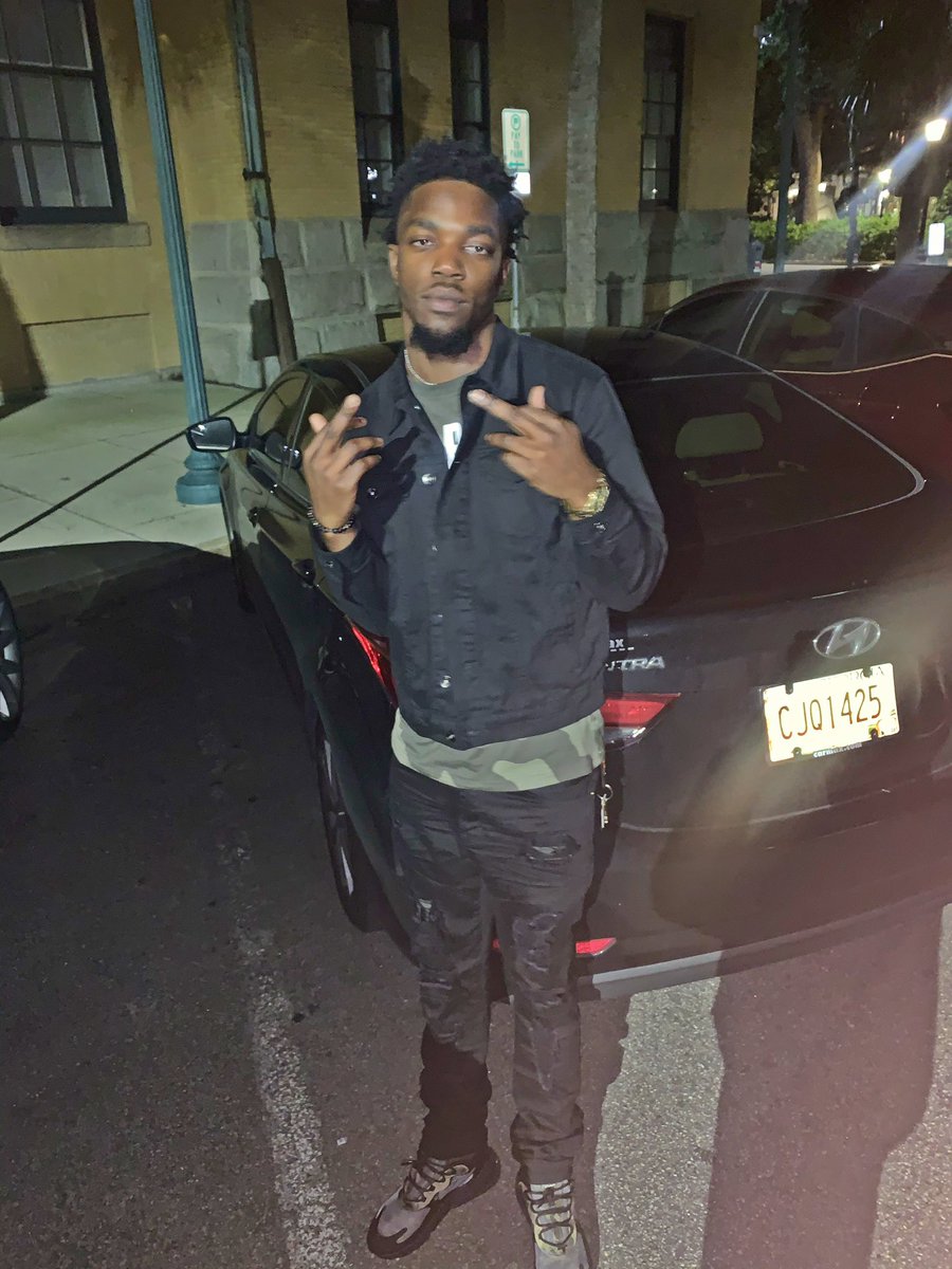 lowkeywill305's tweet photo. cold hearted nigga like I gave away my jacket 🌬its alot come with me like a draco wit attachments 📝 #ripmyangels👼🏿 #HappyNewYears 🎉 https://t.co/SFW9Nutopu