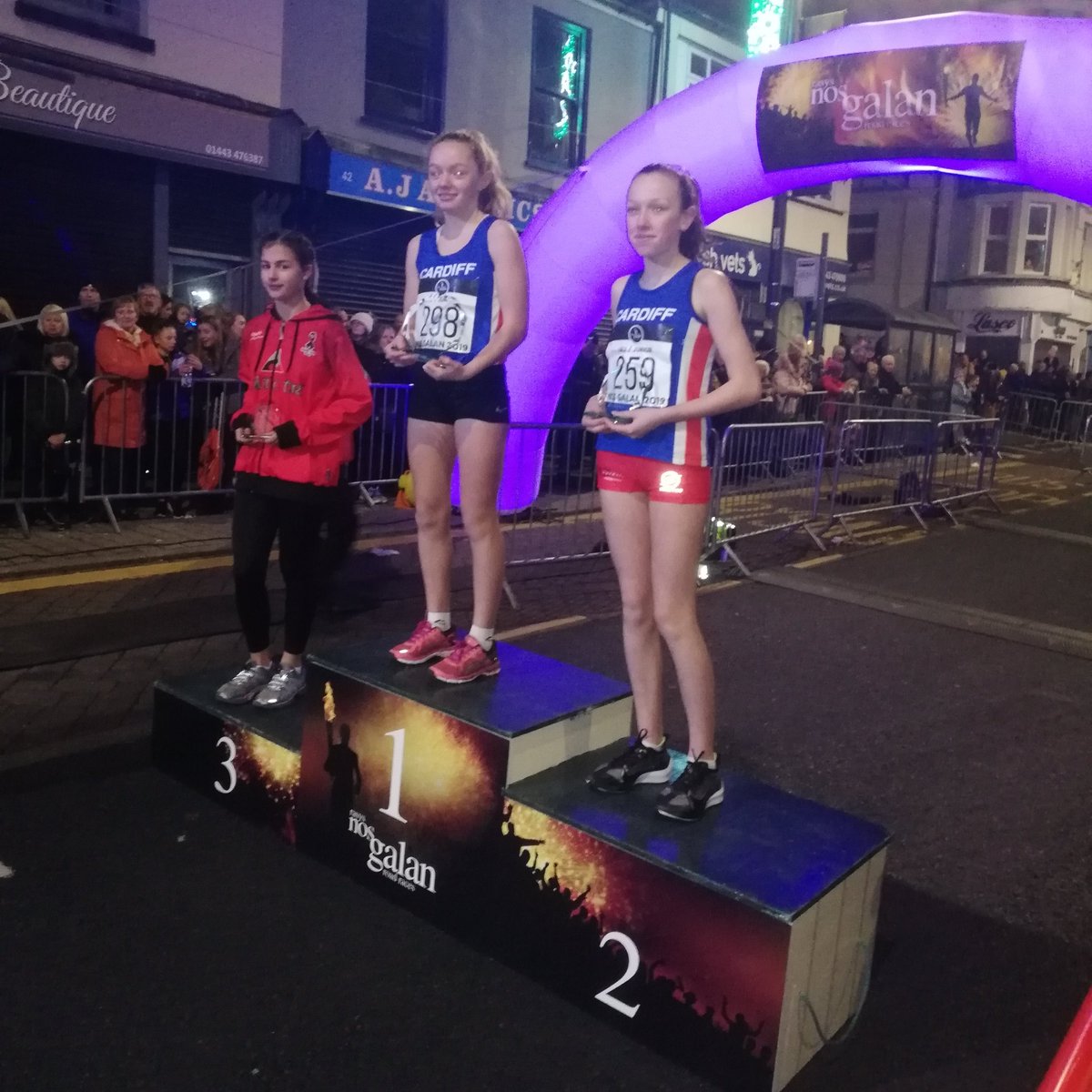 angharadrowe's tweet photo. 3ydd i Rhiannon Heredia-Rowe neithiwr yn Ras Nos Galan 2019. 3rd in 12-13 yr girls.  @NosGalanRaces @AddGorffGwyr @CelticTri @WWalesAthletics #NosGalan https://t.co/RqzfAysrTX