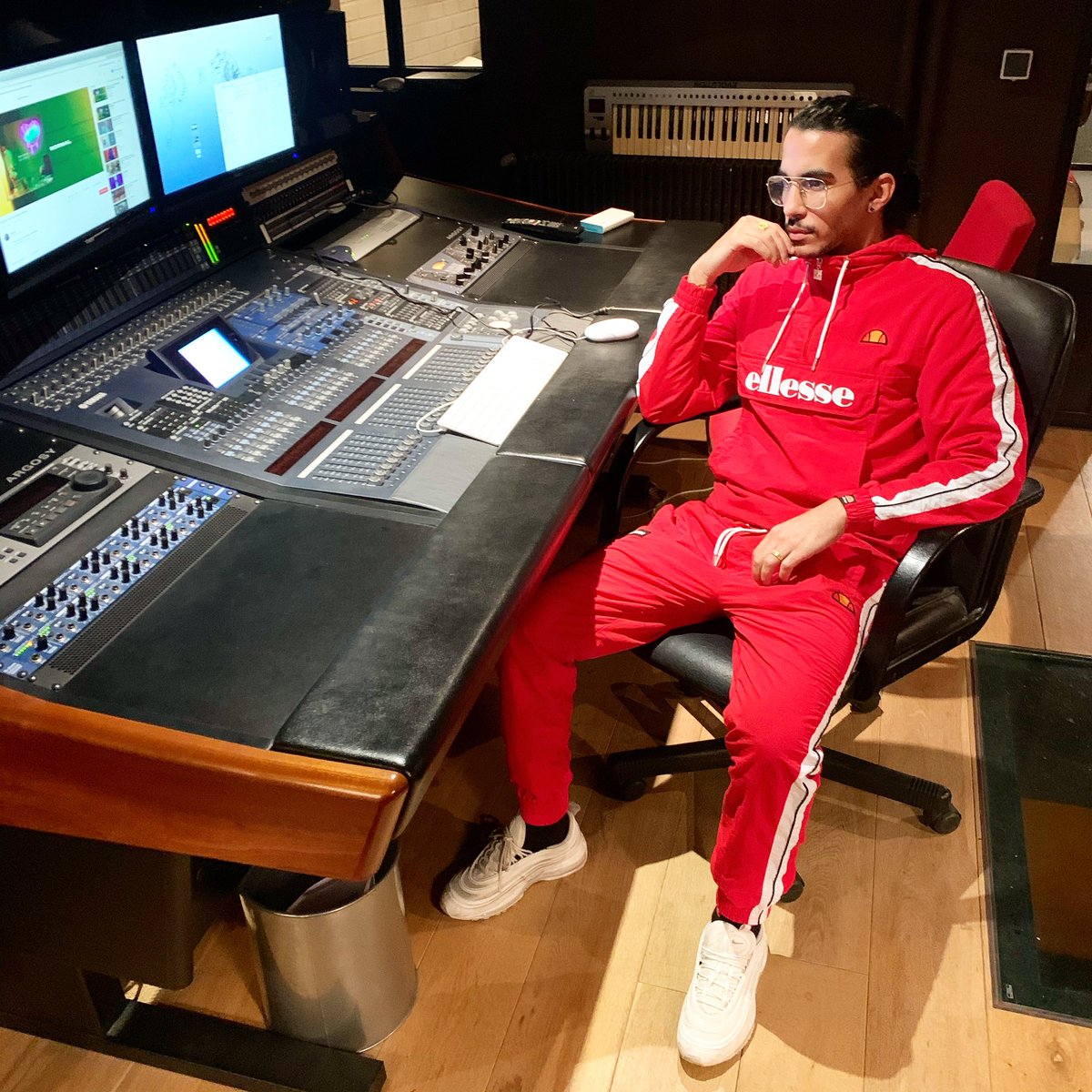 Bonne année à tous ! Enfermé en studio depuis plusieurs mois , 2020 Nouvel Album 💿💿💿