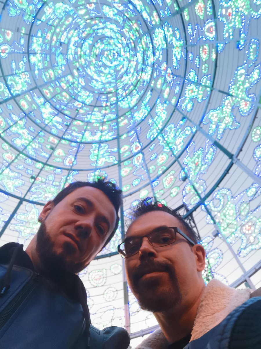 DaroWasHere's tweet photo. Si adivináis dónde estamos @nanuesp y yo os damos un pollazo en la frente 2X1. 🤣🤣 https://t.co/IzY7kbfMSl