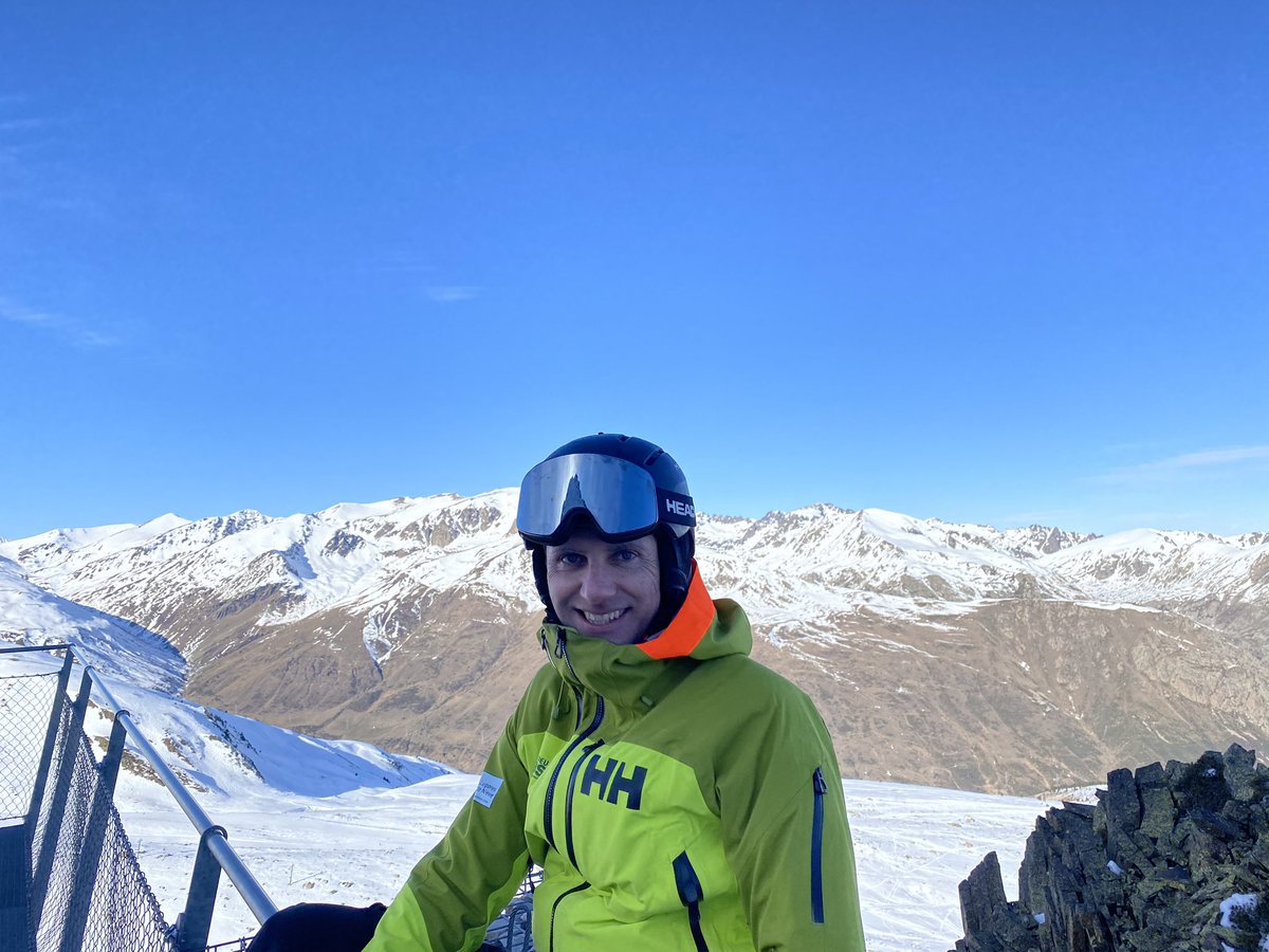 ivanSanzTusell's tweet photo. Començar l’any així és una bona manera de direccionar els bons propòsits per al 2020. Salut i neu per a tothom! Des de @portepuymorens amb @HellyHansen i @skitude . @Les_Pyrenees_ES @pirineuevasio @lugaresdenieve #head #ihaveskitude #hhalive #lugaresdenieve #lugareños https://t.co/rCNSLqEyQg