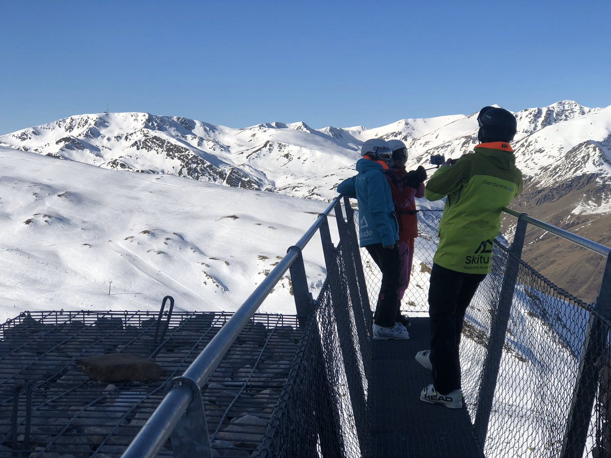 ivanSanzTusell's tweet photo. Començar l’any així és una bona manera de direccionar els bons propòsits per al 2020. Salut i neu per a tothom! Des de @portepuymorens amb @HellyHansen i @skitude . @Les_Pyrenees_ES @pirineuevasio @lugaresdenieve #head #ihaveskitude #hhalive #lugaresdenieve #lugareños https://t.co/rCNSLqEyQg