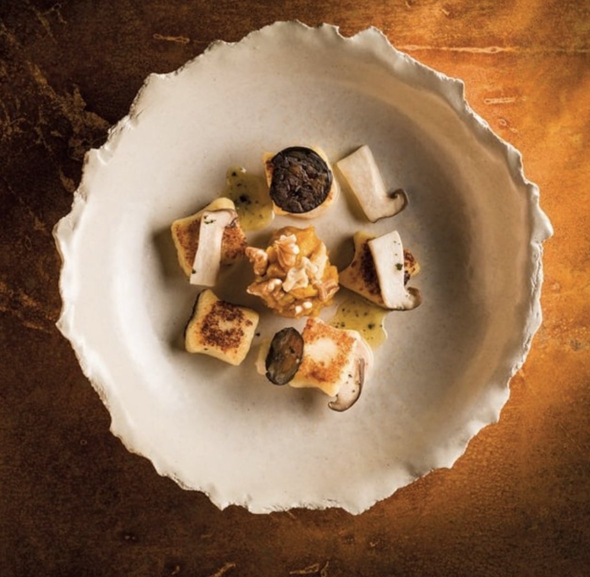 WalkingMatters's tweet photo. Kicking off #2020 with @GoodfellowsLtd's very #sexy #plate - the Adam Bowl⁠
Up your #tableware game this year by adding some gorgeous #shapes and textures! 😍😍  
⁠#TabletopMatters
#chefplates #designhunter #designinspo #gastroart #greatplates #foodart #foodpresentation https://t.co/DD8MMg78iI