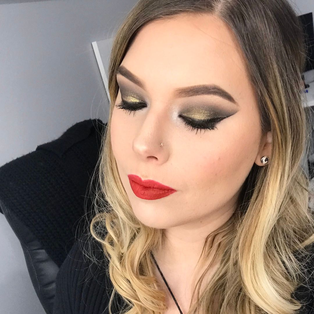 JessicaSallyAnn's tweet photo. One of my holiday looks! Classic red lip ❤️#makeup #beauty #eyeshadowgame #makeupgeek #mua #motd #CatEye https://t.co/0rWsrYT9EP https://t.co/spcenTcMoG