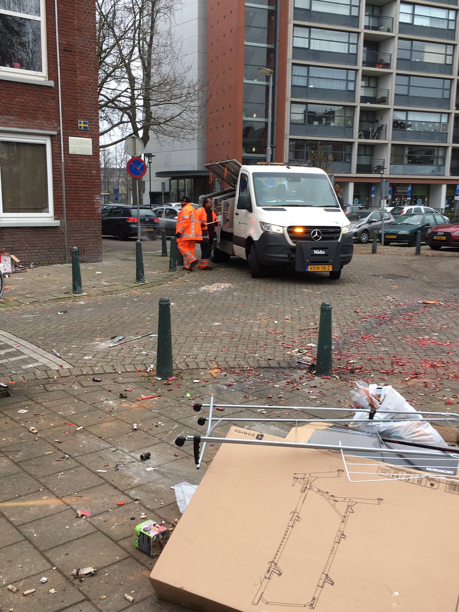 De mannen en vrouwen van Schone Stad zijn weer druk in de weer geweest met het opruimen van de vuurwerkresten. 👍