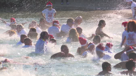 #capodanno2020  festa con un tuffo al mare in #Sardegna. Bagni nel primo giorno del nuovo anno al Poetto di #Cagliari , a Gonnesa e Porto Torres. Vedi le immagini al TG19,30 <a href="/TgrRai/">Tgr Rai</a> #IoSeguoTgr