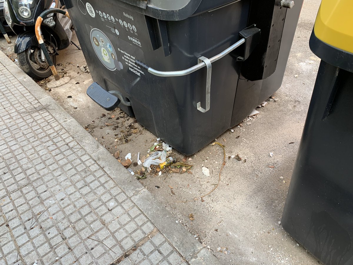 MLLS280's tweet photo. @EMAYA_Palma @DistrictePonent @hila Carrer Puig de Pollença 18-20 lleva más de 3 semanas en este estado. Se han tramitado incidencias por diversos vecinos sin respuesta ni actuación por parte del ayuntamiento. Cuanto debemos seguir esperando? https://t.co/pxtxQEGCcK