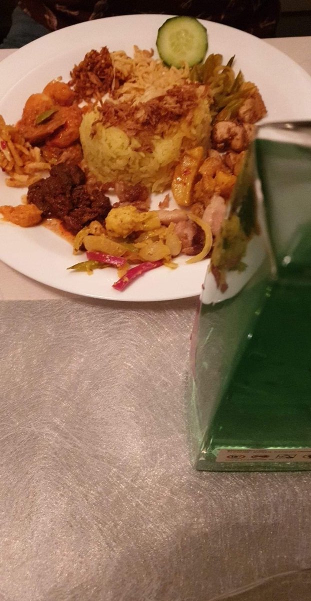 distilleerderij's tweet photo. Een echte  Indische traditie voor de eerste dag van het nieuw jaar,  Nasi Koening. En natuurlijk is er onze enige echte Pandan likeur bij.
https://t.co/Y7pN2MywA2 https://t.co/7mmVrSN6eT