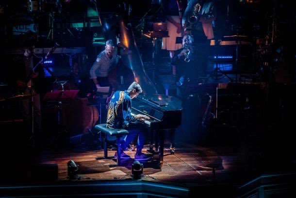 deblazers's tweet photo. 18 jaar en dan een pianoconcert schrijven, laat dat maar aan Sietse Verstege over, de tweede winnaar van de jaarlijkste compositiewedstrijd met dit jaar het thema ‘Roll over Beethoven’ #nieuwjaarsconcert @BNNVARA 
Foto @peter_lodder https://t.co/ZSIYbBBMZN