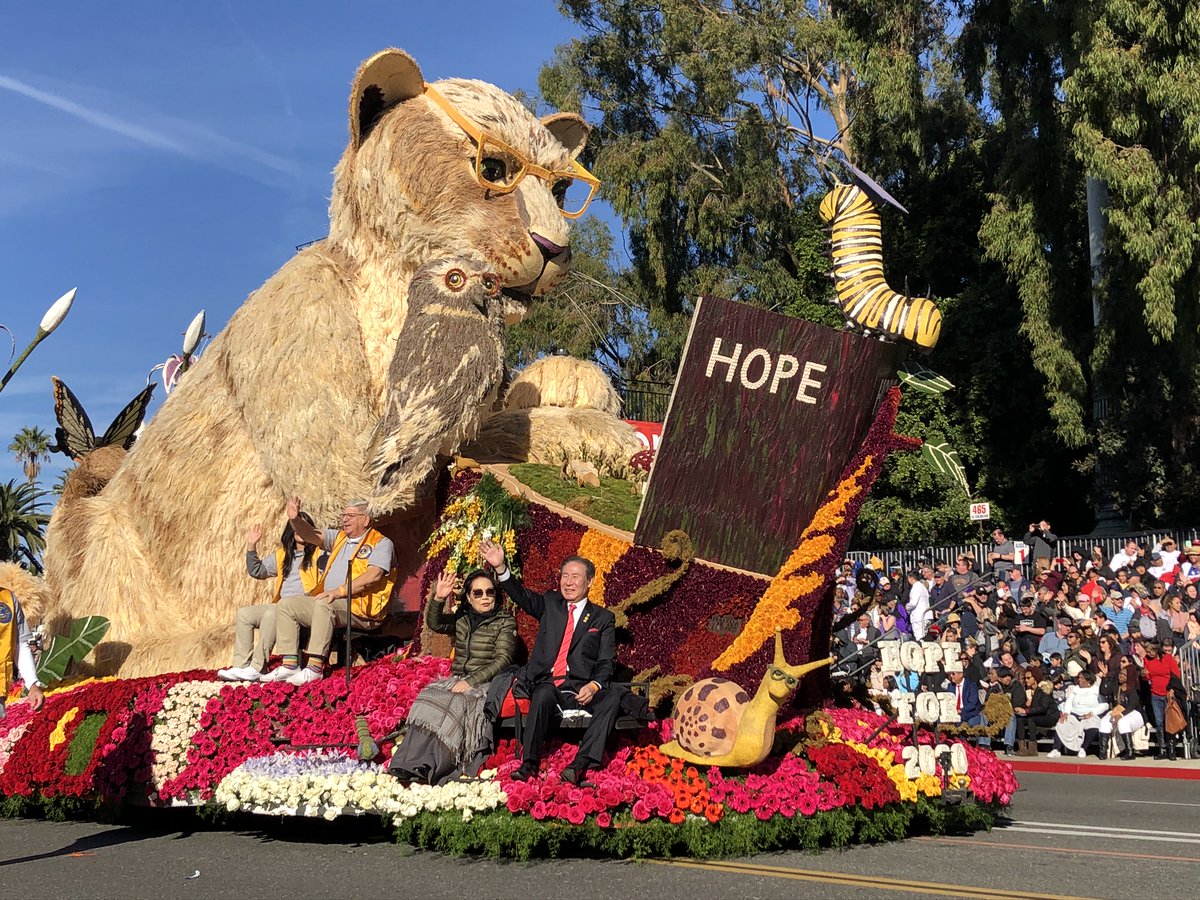 RoseParade's tweet image. A bookworm is the page turner for a Lions International cub, whose new and improved eyeglasses open a window into reading his favorite new library book, “Hope For 2020.” #lionsclubsinternational @lionsclubs; @lionsclubsinternational #RoseParade #PowerofHope