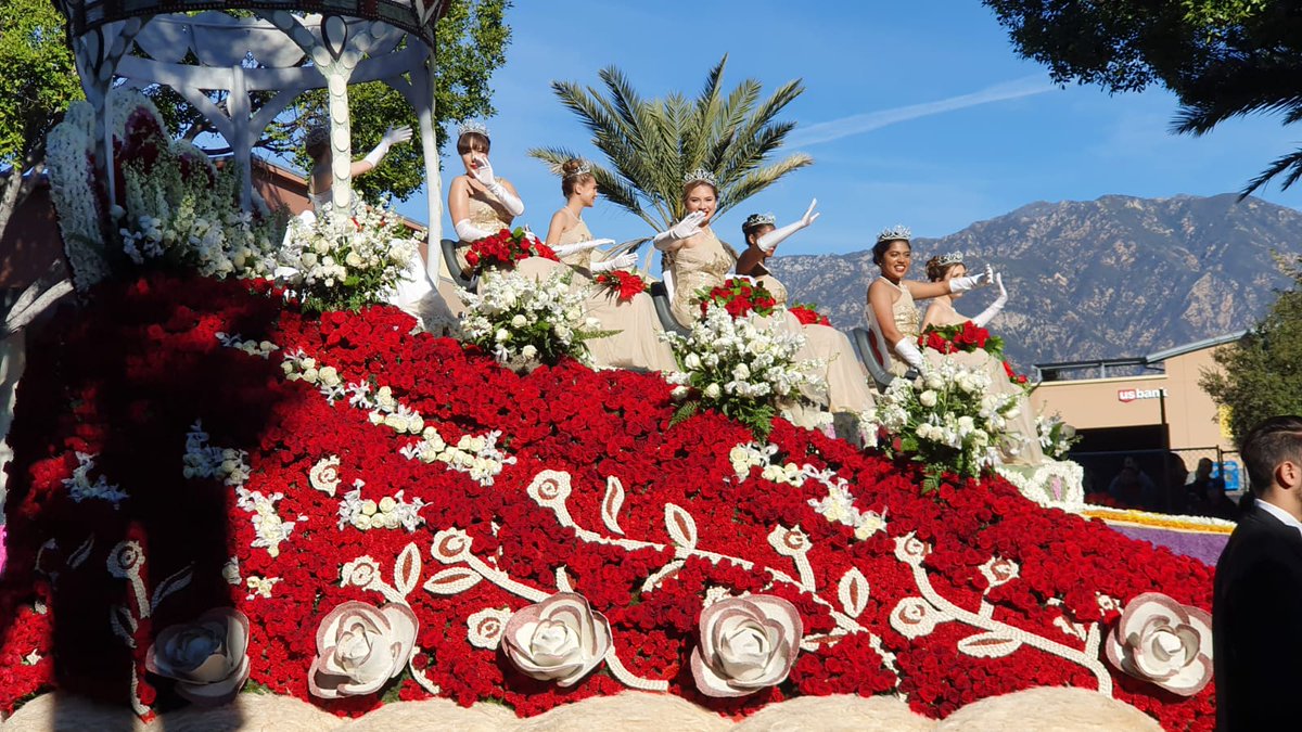 SoCalMotoGear's tweet photo. Happy New Year...live from Pasadena, CA for the Rose Parade!!! 2020 is going to as spectacular as this year's #RoseParade #2020goals #familyfun #celebrate #pathfinderled #gwrra https://t.co/R6nTlBzHMt
