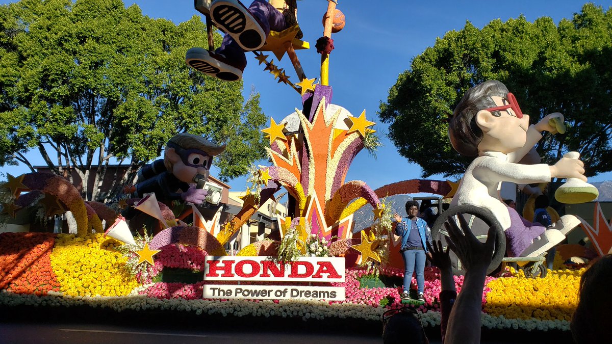 SoCalMotoGear's tweet photo. Happy New Year...live from Pasadena, CA for the Rose Parade!!! 2020 is going to as spectacular as this year's #RoseParade #2020goals #familyfun #celebrate #pathfinderled #gwrra https://t.co/R6nTlBzHMt