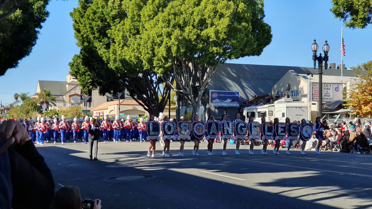 SoCalMotoGear's tweet photo. Happy New Year...live from Pasadena, CA for the Rose Parade!!! 2020 is going to as spectacular as this year's #RoseParade #2020goals #familyfun #celebrate #pathfinderled #gwrra https://t.co/R6nTlBzHMt