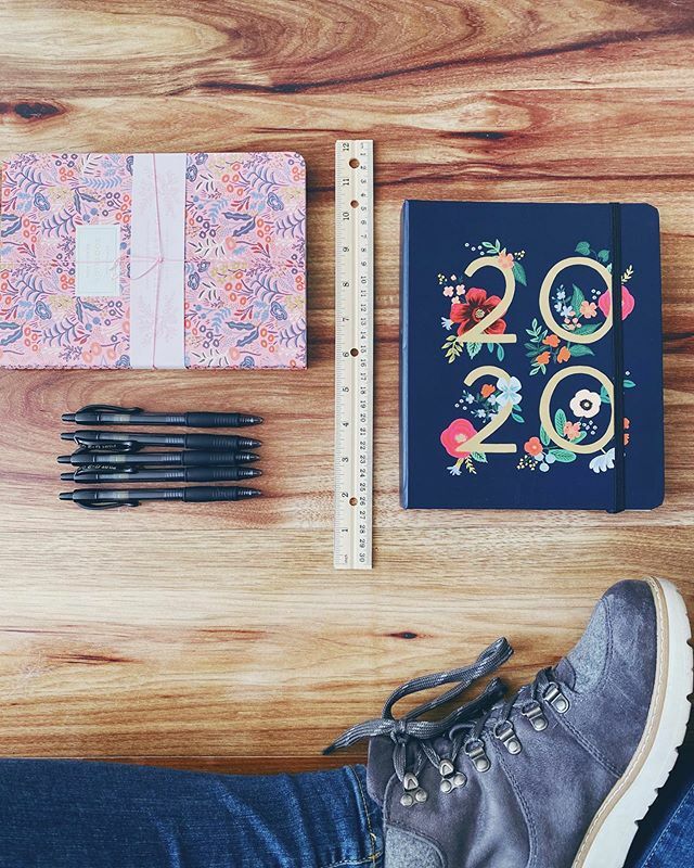 lynneaclare's tweet photo. ✨2020✨ Happy new year! I’ve got a fresh set of notebooks, a new pack of pens, and my planner. #ready #2020 #happynewyear https://t.co/GFOXUuFCnz