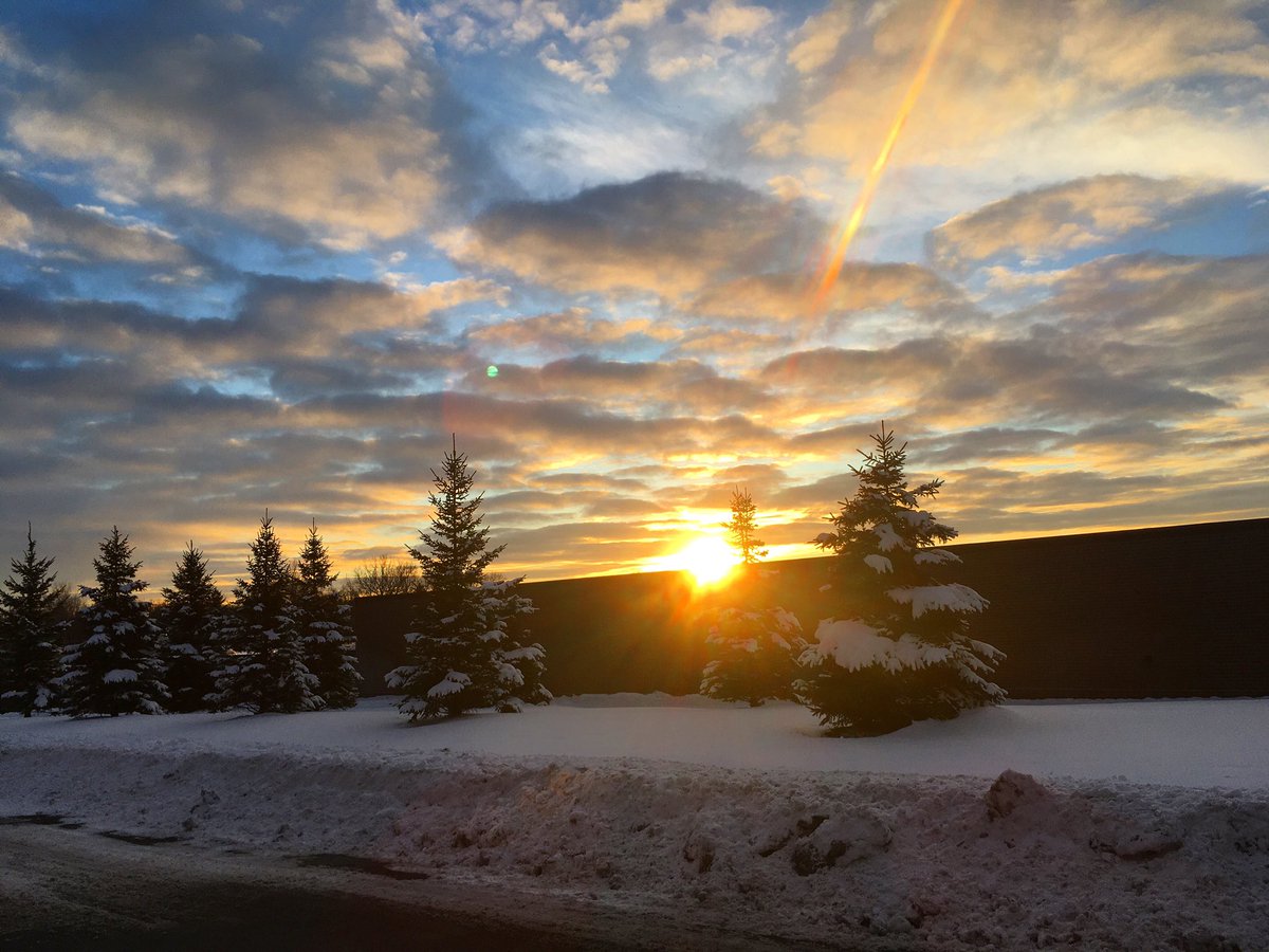 joefaheymusic's tweet photo. #firstsunsetoftheyear #2020 #Minnesota https://t.co/Iuuzl9HC5G