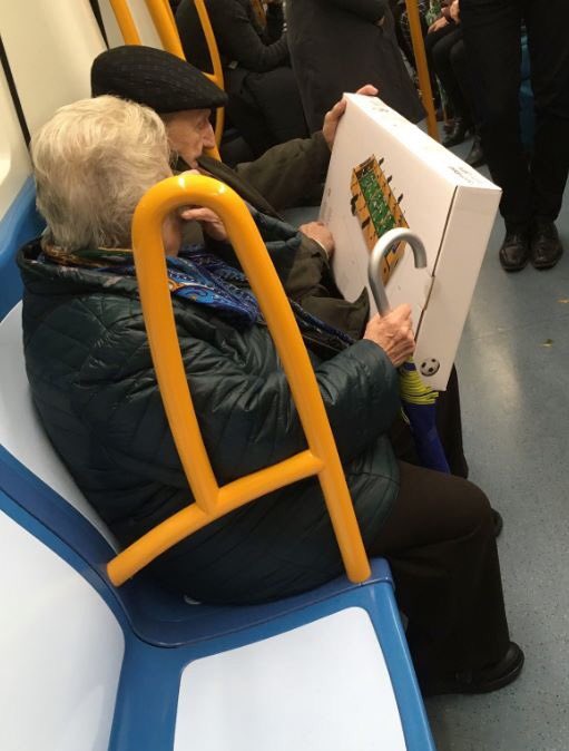 Ellos piensan que el mejor regalo será el futbolín... 

❤️¡Pero el mejor regalo son ellos! ❤️