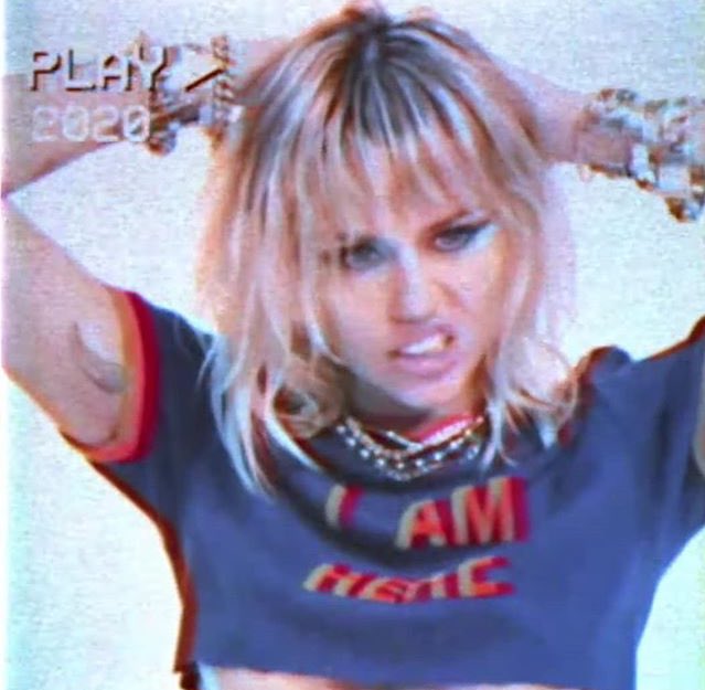 SmilerThing's tweet image. SHE IS HERE! @MileyCyrus #happynewyear