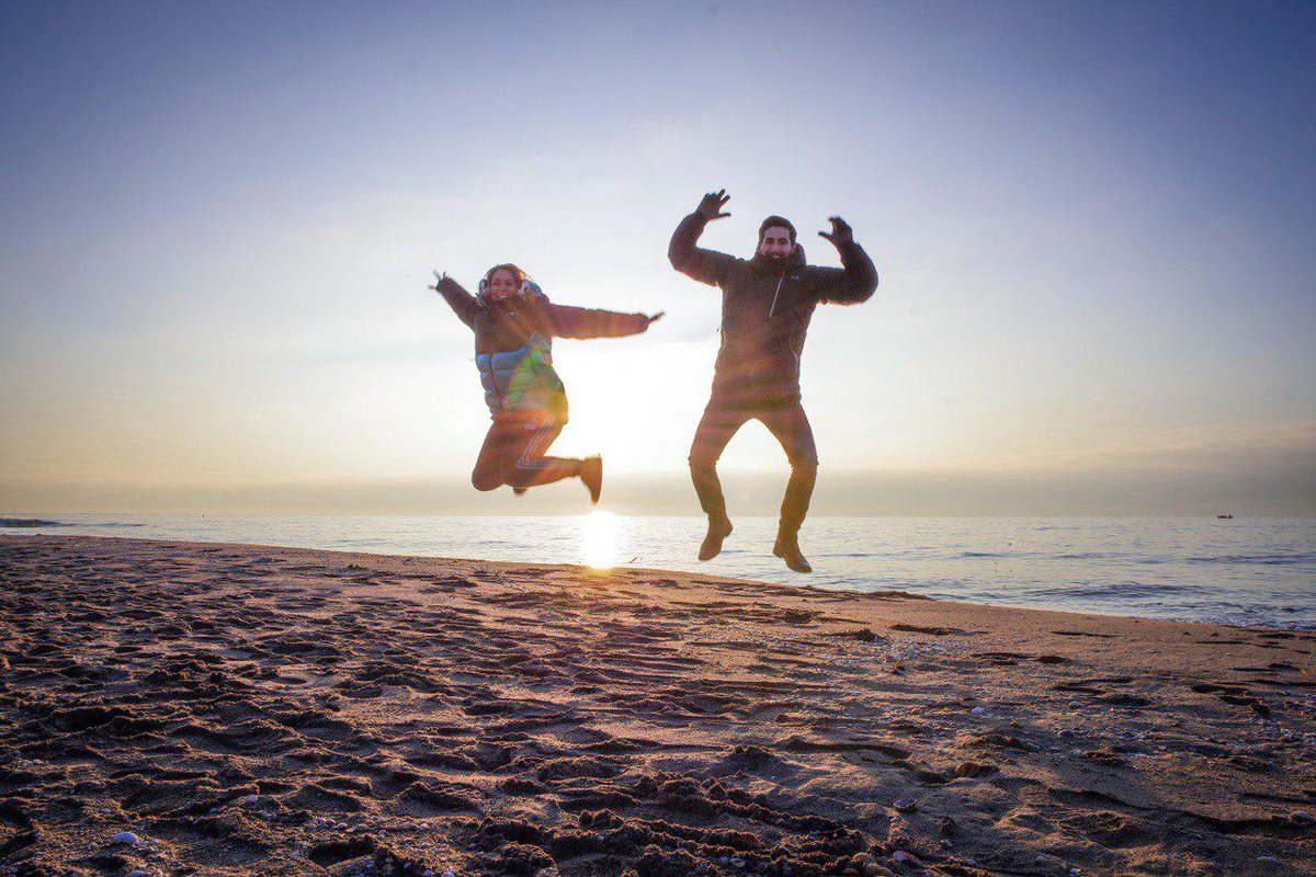 #BonAny2020 família! 🥂✨Encetem any seguint la tradició i ens llevem ben d’hora 😴 per veure la nostra primera sortida de sol des de la 📍Platja de #Castelldefels, la que nosaltres anomenem la Califòrnia catalana 🌴🏖. I vosaltres, què és el primer que heu fet aquest any?