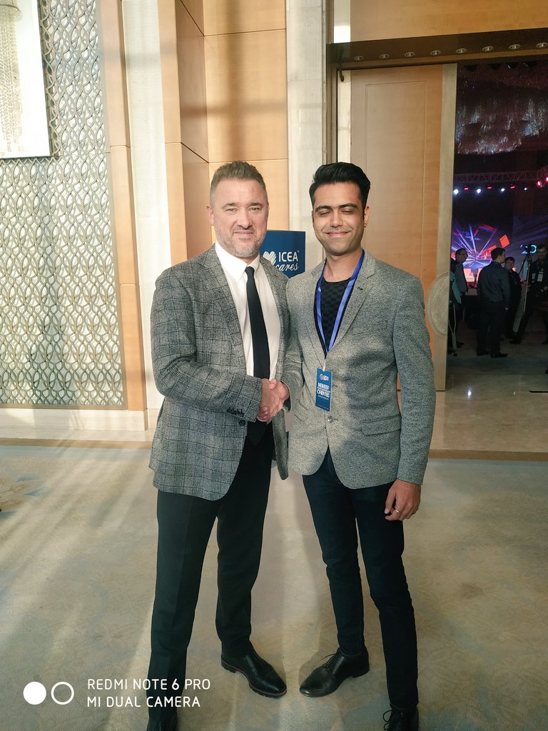 acepranit's tweet photo. Hey @SightRightUK look who I met today in China🇨🇳. The 7 x World Champion. @SHendry775 . Such a privilege meeting him on the 1st of Jan 2020. #Newyear #newdecade2020 #SightRight #Chinesepool #China https://t.co/kVbIVZsIG9