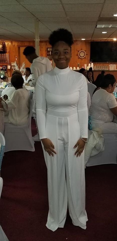 BitchItsCG's tweet photo. I asked my niece why she was standing like @IAMSUMMERWALKER and she legit had no idea wtf I was talking about https://t.co/kTrovm9hM2