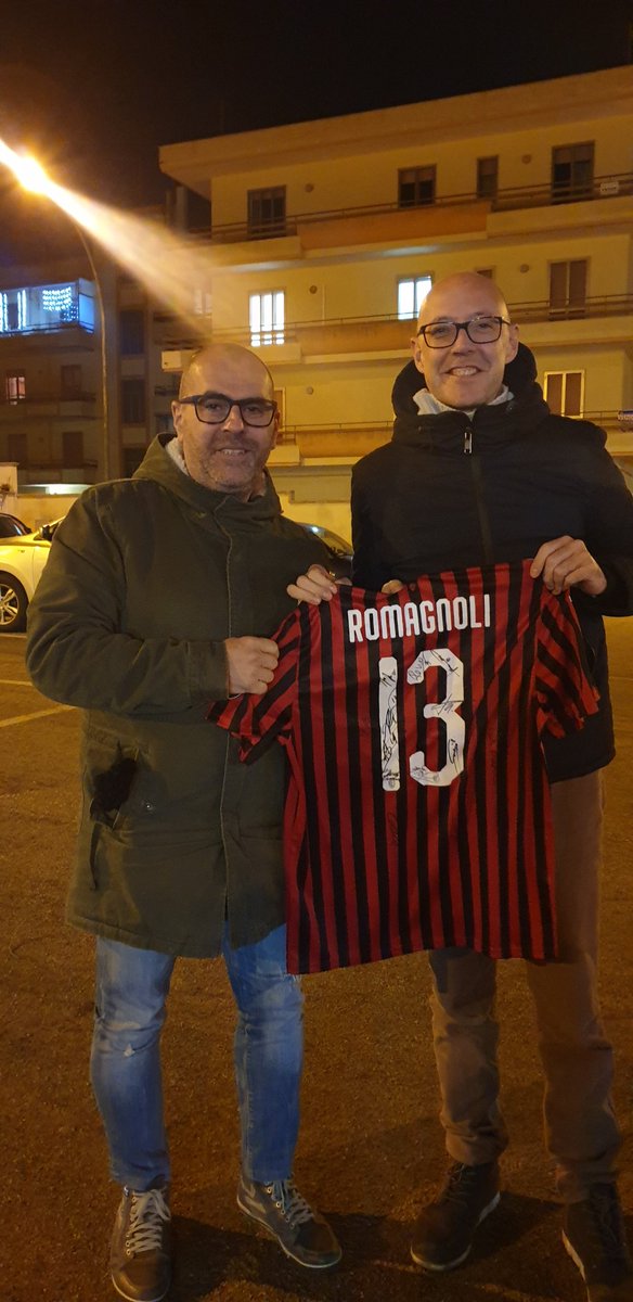 #DerbyDelCuore Ecco i nomi e le facce dei due vincitori dell'estrazione di Domenica, rispettivamente Antonio di #Brindisi e #Giancarlo del <a href="/milanclubparab1/">milanclubparabita</a>. Non sapete quanto li abbia invidiati, è stato doloroso separarmi da quelle 2 maglie. Ma avreste dovuto vedere i loro 👀 ❤