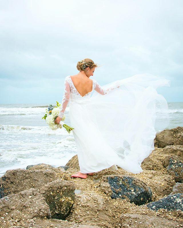 ChsBeachWedding's tweet photo. Cheers to the New Year! The best is yet to come 💕✨ https://t.co/uYwnTwTzzF