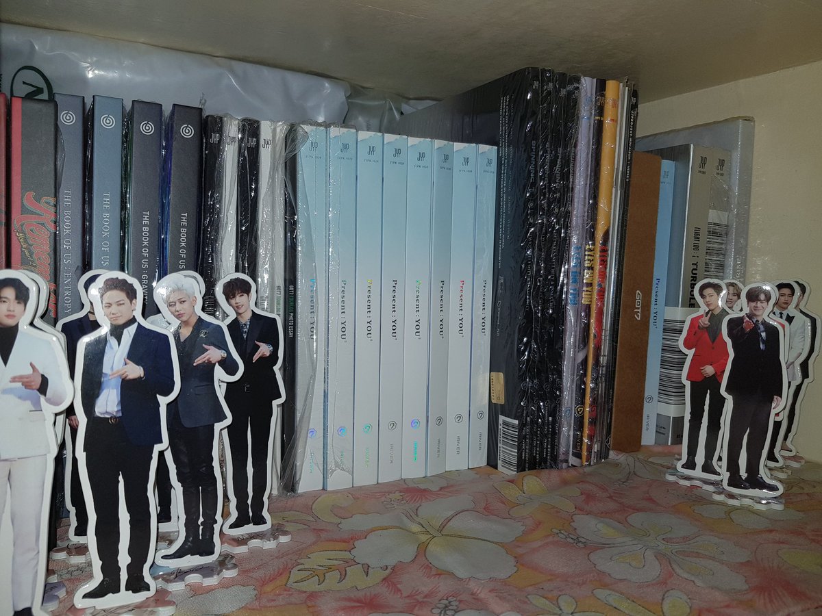 jahzteen_08's tweet photo. Fixing my stuffs, hindi ko na alam pano sila magkakasya. I already put some albums in a plastic box. Time to buy my own house.😂😂😂
#fangirlproblem #GOT7 #갓세븐  @GOT7Official https://t.co/borlJ8qAVv