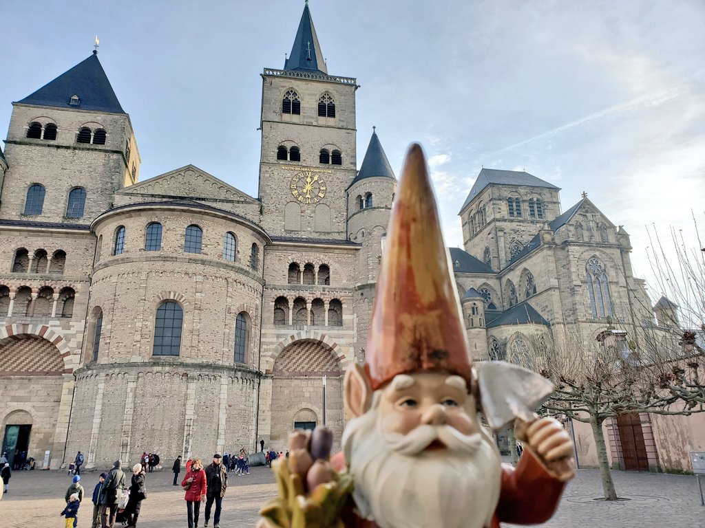 GnomeRuss's tweet photo. Two churches are neighbors in #Trier #Germany. The right is the first fully Gothic style in Germany from the 13th century. The left was the first bishop's seat. Both have grown with the city and mix traditional and modern #religiousart. https://t.co/R6tVxLJE5c