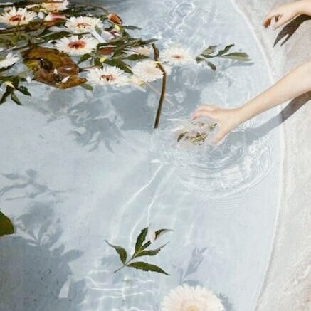 çok fazla güzelsin. yıldızlardan bile daha güzel parlıyorsun. ışıl ışılsın. bakışların var ya, baktığın her yere yıldızlar iniyor gökyüzünden. bir çiçek için güneş neyse benim için osun. sabah uyandığımda perdemin kenarından sızıp güne umut olan güneşimsin. en güzel şarkımsın.