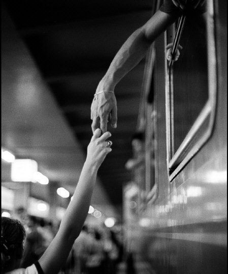 • babaannem derdi ki; gitmek isteyeni kırk düğüm halatla bağlasan, tutamazsın. Kalmak isteyene saç teli yeter.