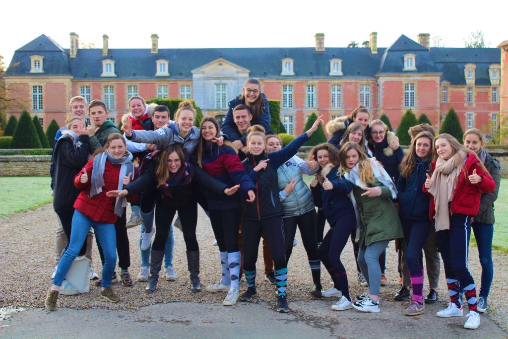 tnla2020's tweet photo. Ça y est nous sommes en 2020!! Toute l’équipe du TNLA du Robillard ainsi que leurs vaches Houlette et Echarpe vous souhaite une bonne et heureuse année 2020 !! 🎊🎉
#tnla2020 #tnlaofficiel #OpenRob https://t.co/Ni6MlJLnIj