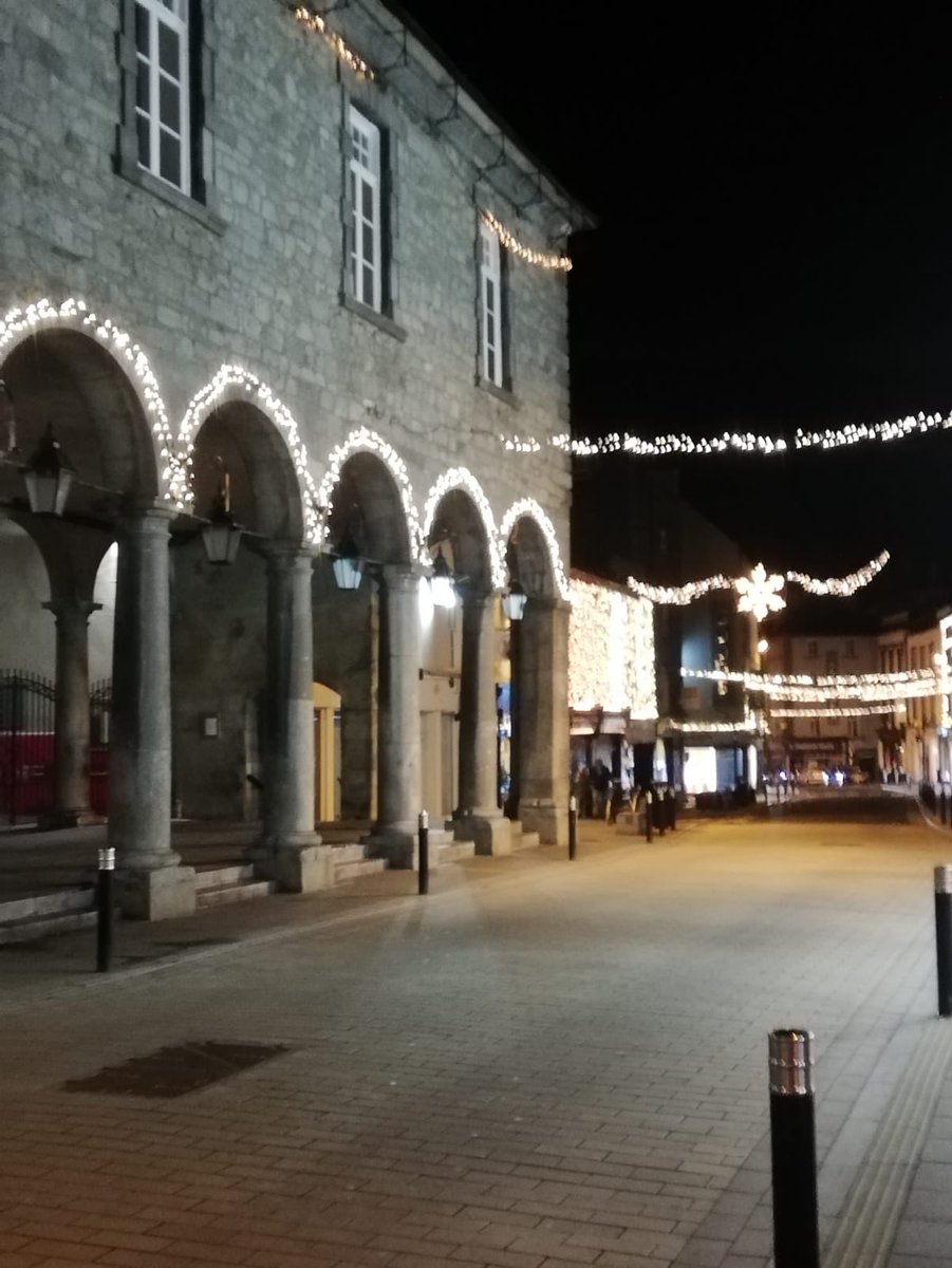 RoseHoganX's tweet photo. Soaking up the last of the Christmas spirit in #Kilkenny tonight on day 1 of #100daysofwalking @NewstalkFM @LunchtimeLiveNT ...after polishing off a box of Cadbury Milk Tray!Thanks @ciarakellydoc @SiobhanOShea21 @CatherineMKeane, I managed to salvage something from the day 😉👍 https://t.co/scggFg7Ifr