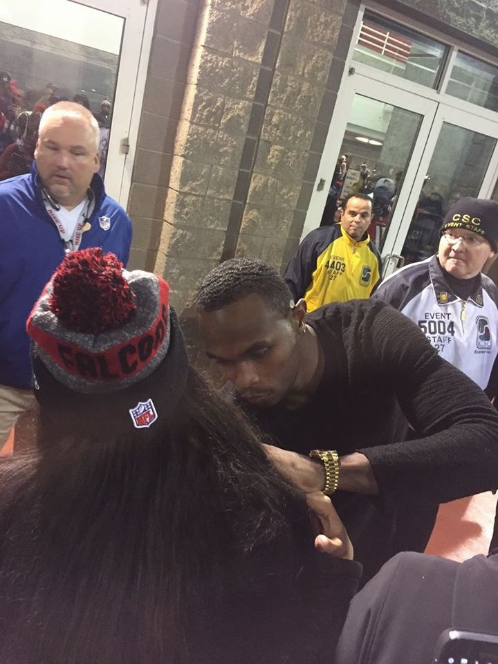 FindingJbee's tweet image. 2 wks after my brother passed away (1-1-17), Julio signed my boob after a game &amp;amp; for a second I was happy as hell because I knew my brother would’ve thought it was dope af. 😅🎉 #RiseUp