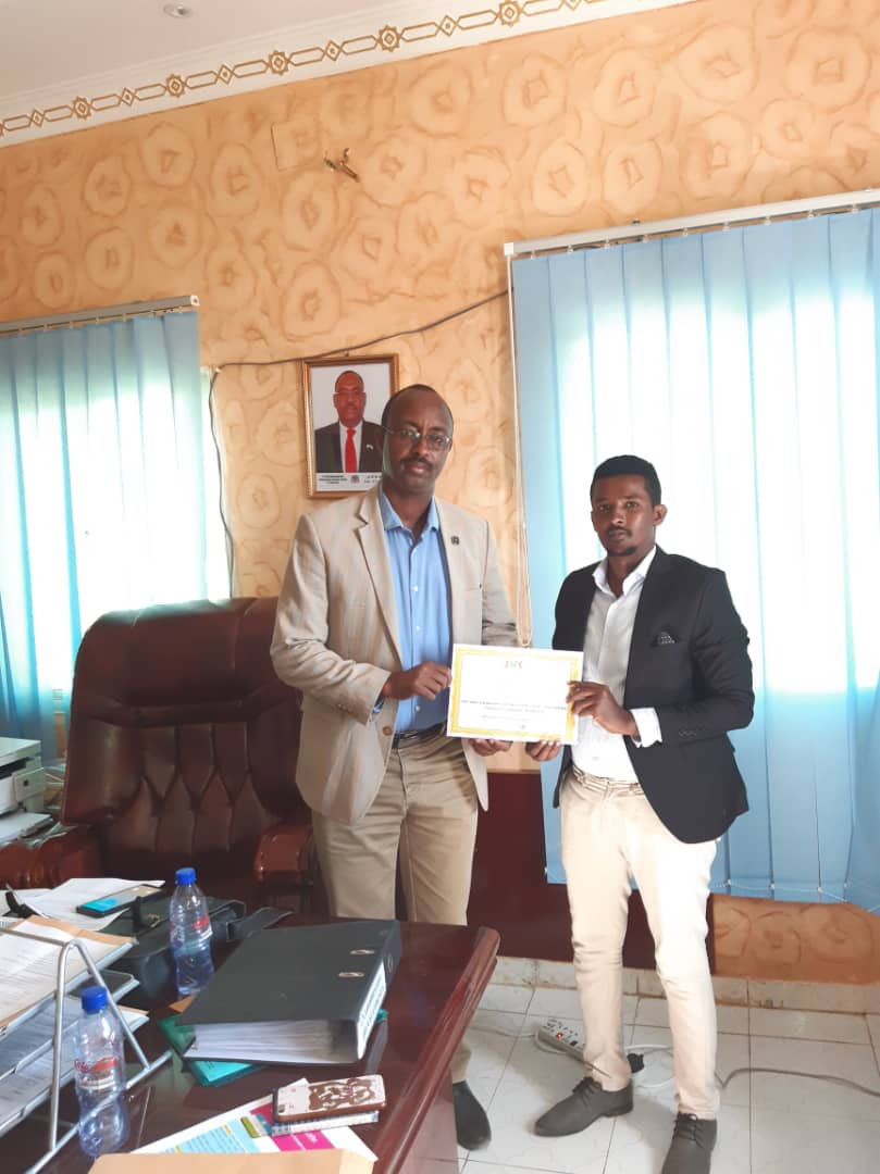 MUDAN_Network's tweet photo. The Minister Hon. @M_Dhabancad of MoIFAD Puntland @moipunt awarded #MUDAN for the role in good governance promotion at local gov'ts, Mudan carried out series accountability forums in 4 ditricts.
Thanks Mr. Minister.
@EU_in_Somalia @UNDPSomalia @DutchMFA @Plstatehouse https://t.co/0ByZX1srpj
