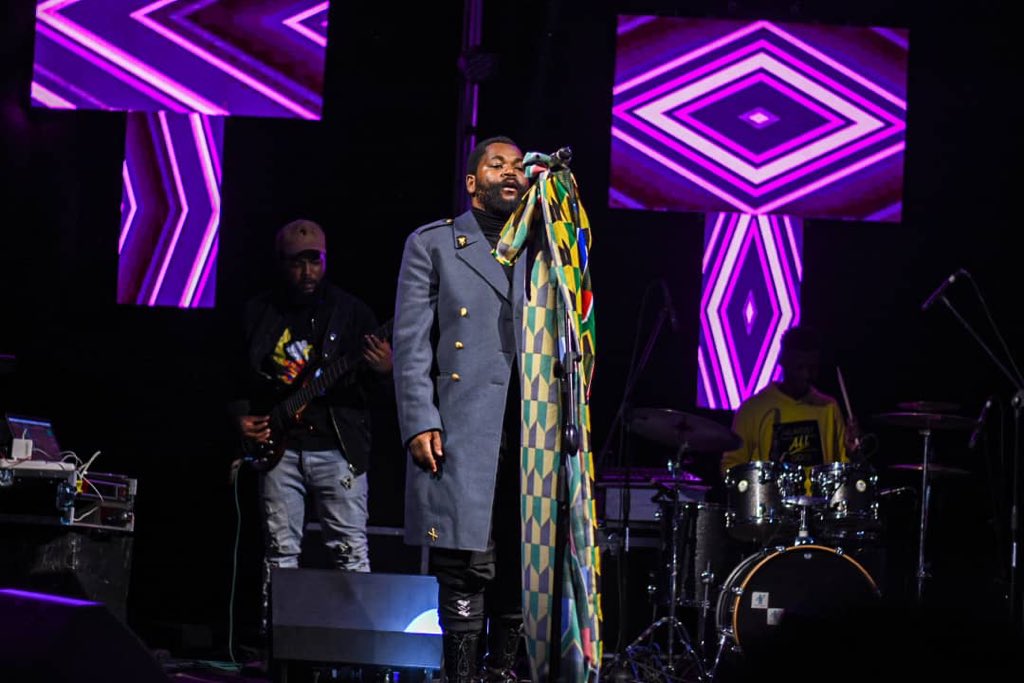 Sjava_atm's tweet photo. Amandla endoda awapheli Last show today bese ngiya ekhaya ngiyoncela 📸 @Mambo_Hwata 🇿🇼 https://t.co/thF2jHLyL5