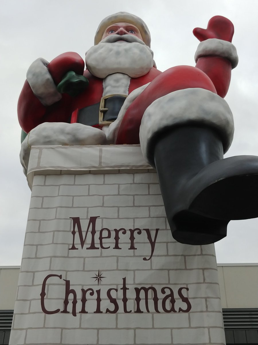 bestsongiheard's tweet photo. The #Christmas season is still alive at the former Garden State Plaza in #Paramus Check out #bigsanta https://t.co/igIj34qn9G