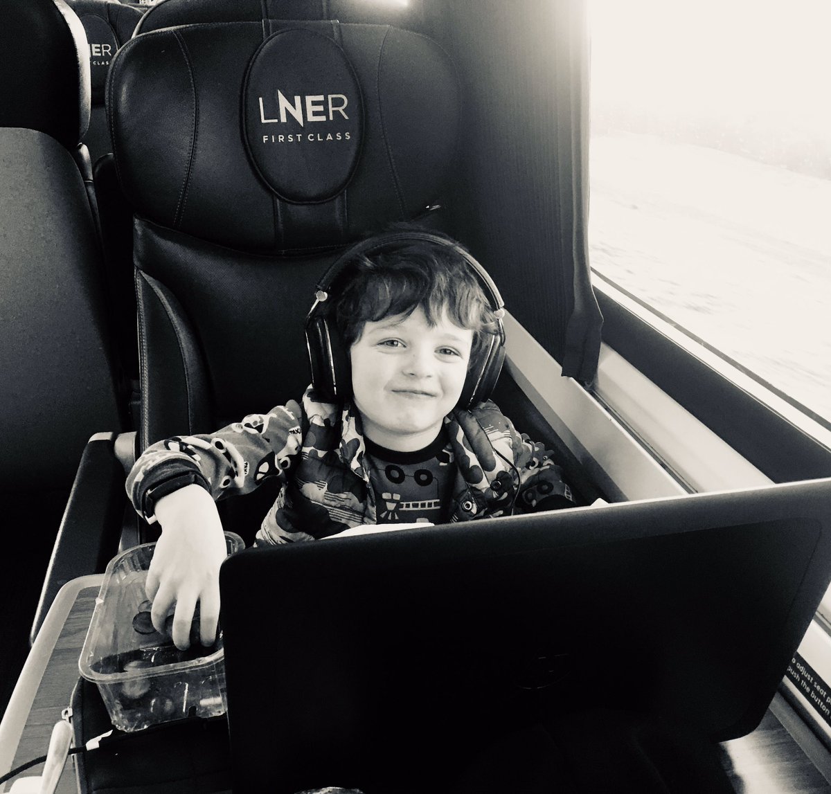 IngenuiIES's tweet photo. Enjoying a very comfortable journey north today - thanks @LNER 👍 https://t.co/JnDCuzsLxA