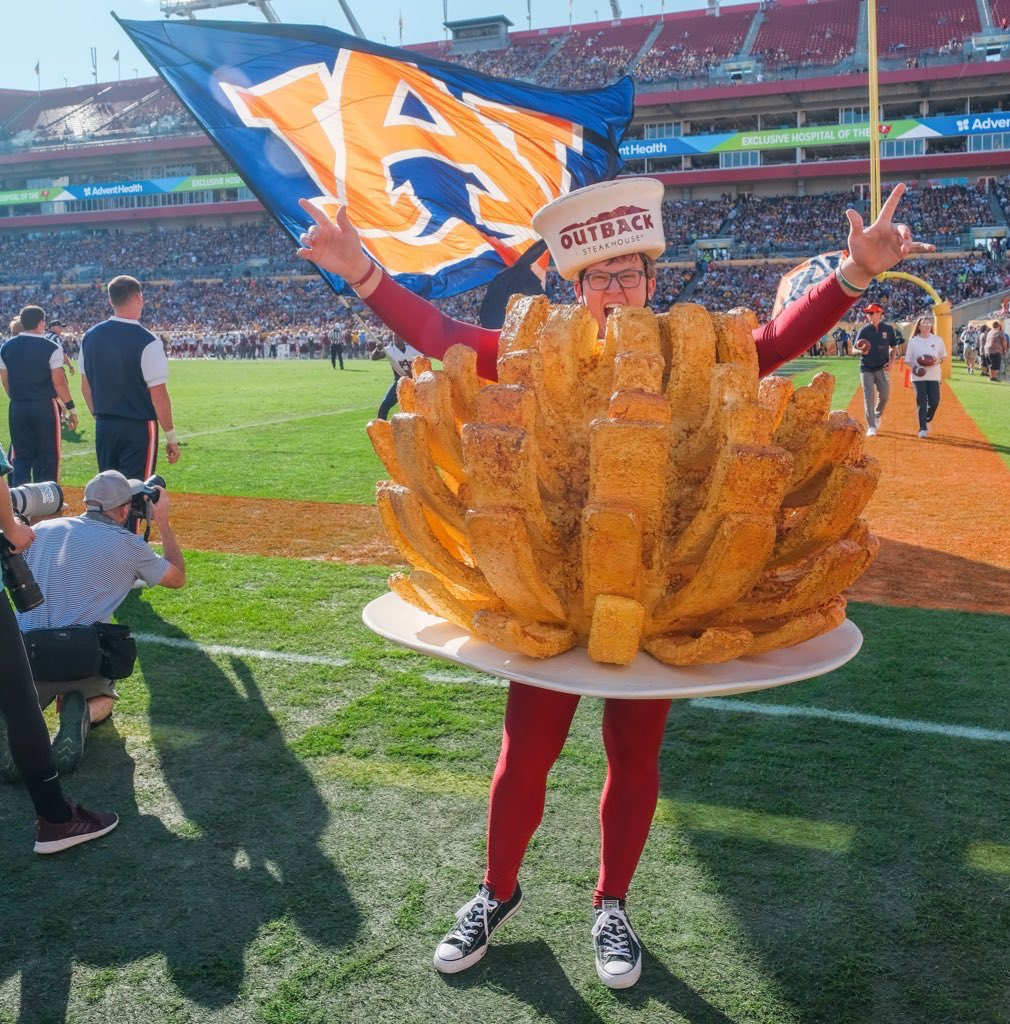 JakeTheRake's tweet photo. That was the greatest time of my life. Thank you so much @Outback @outbackbowl https://t.co/lhN0y3oSe8